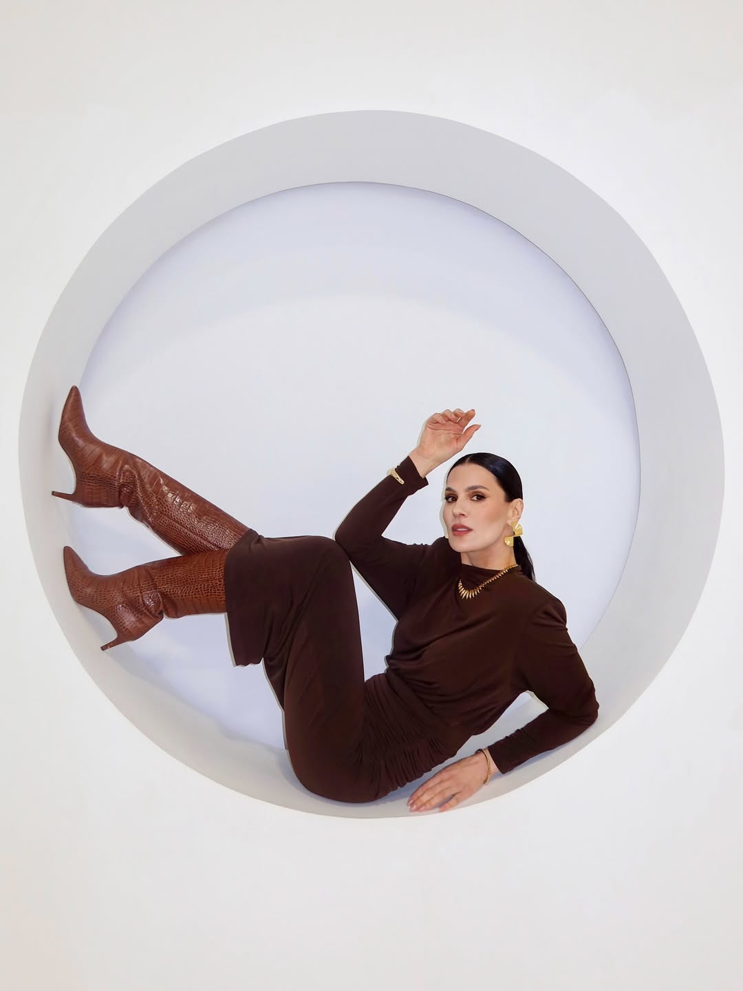 Коричневий total look: Єфросиніна показала стильний монохромний образ