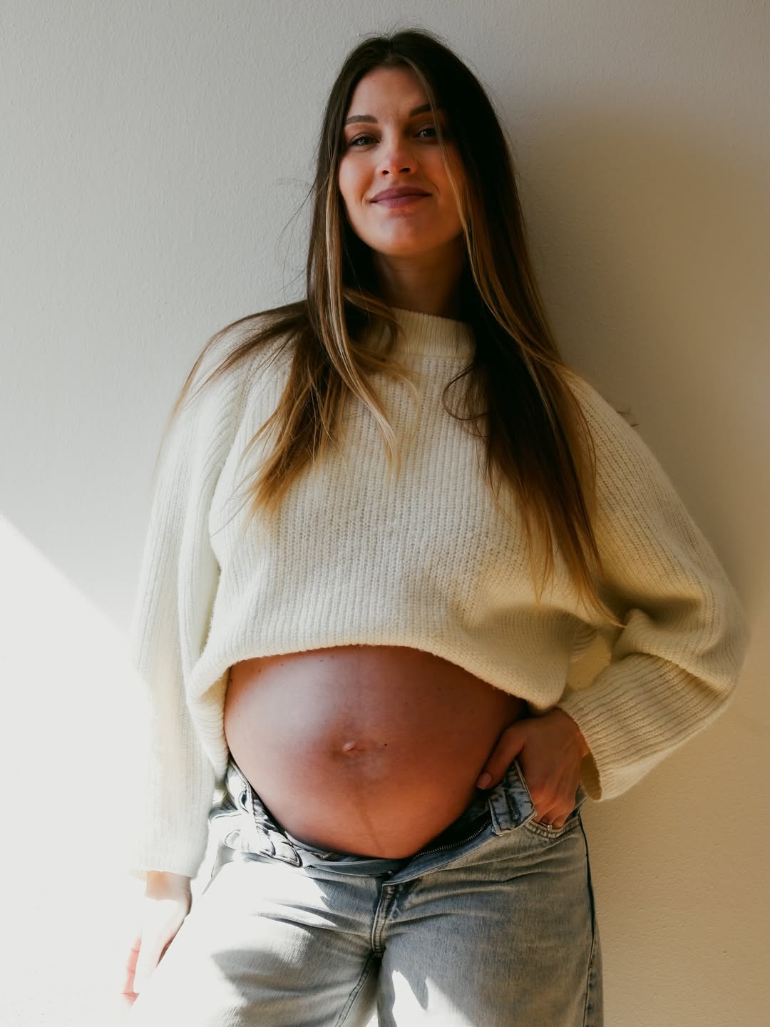 Нежность в каждом кадре: Ольга Харлан оригинально рассекретила пол ребенка