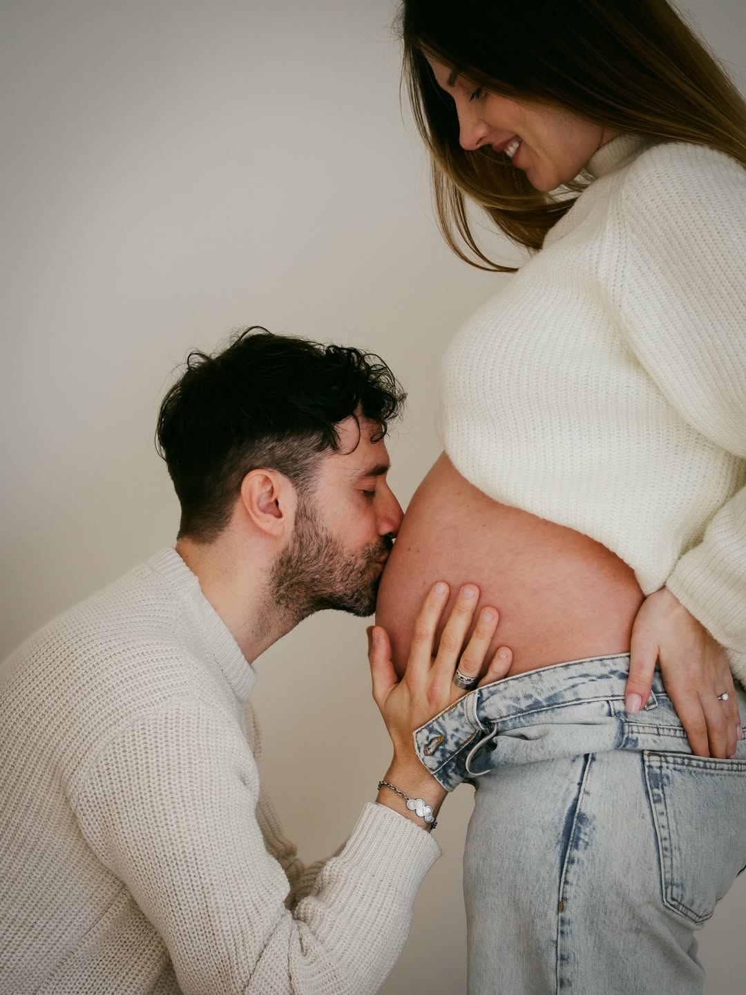 Нежность в каждом кадре: Ольга Харлан оригинально рассекретила пол ребенка