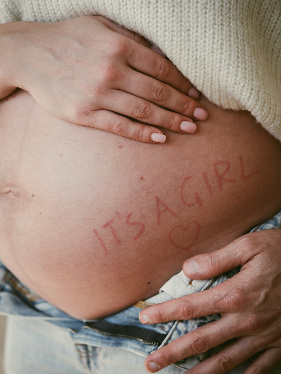 Нежность в каждом кадре: Ольга Харлан оригинально рассекретила пол ребенка