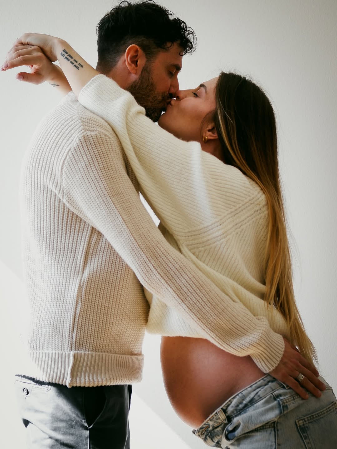 Нежность в каждом кадре: Ольга Харлан оригинально рассекретила пол ребенка