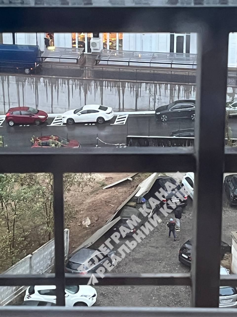 Разбитые машины и вырванные деревья. Смотрите, к чему приводит сильный ветер в Киеве: фото и видео