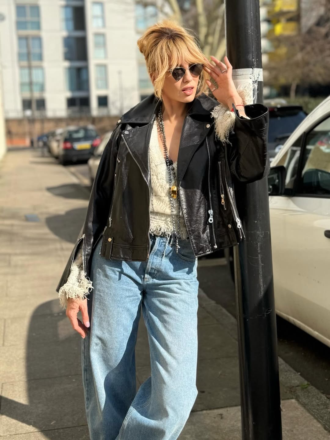 Джинсы и "кожанка": как повторить "лук" Поляковой с базовыми вещами на весну