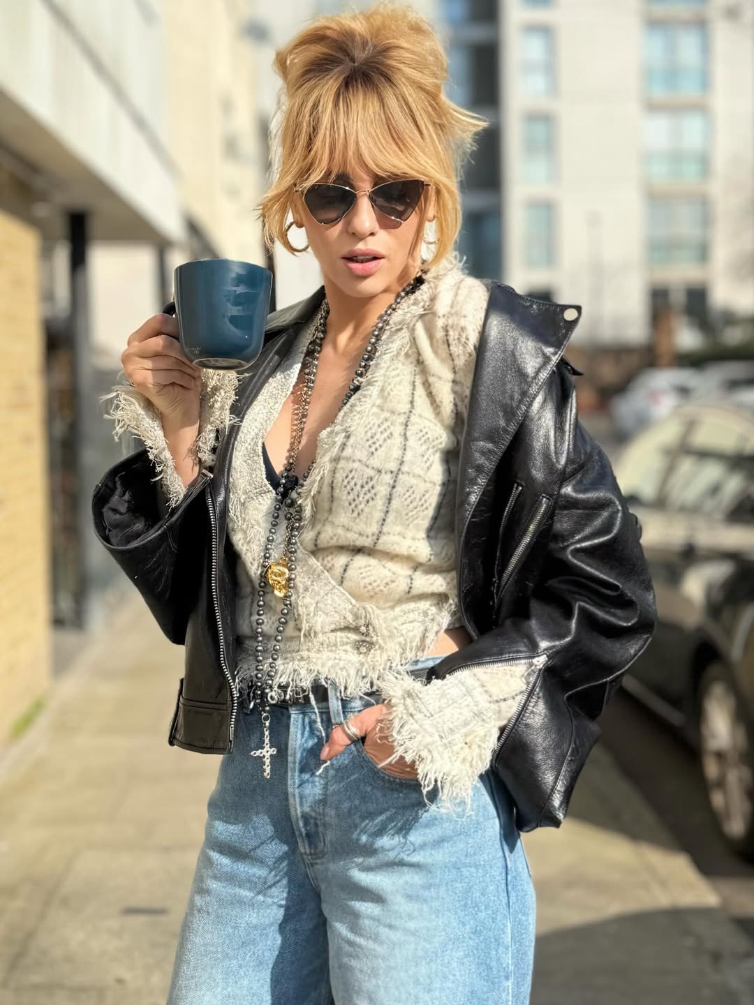 Джинсы и "кожанка": как повторить "лук" Поляковой с базовыми вещами на весну