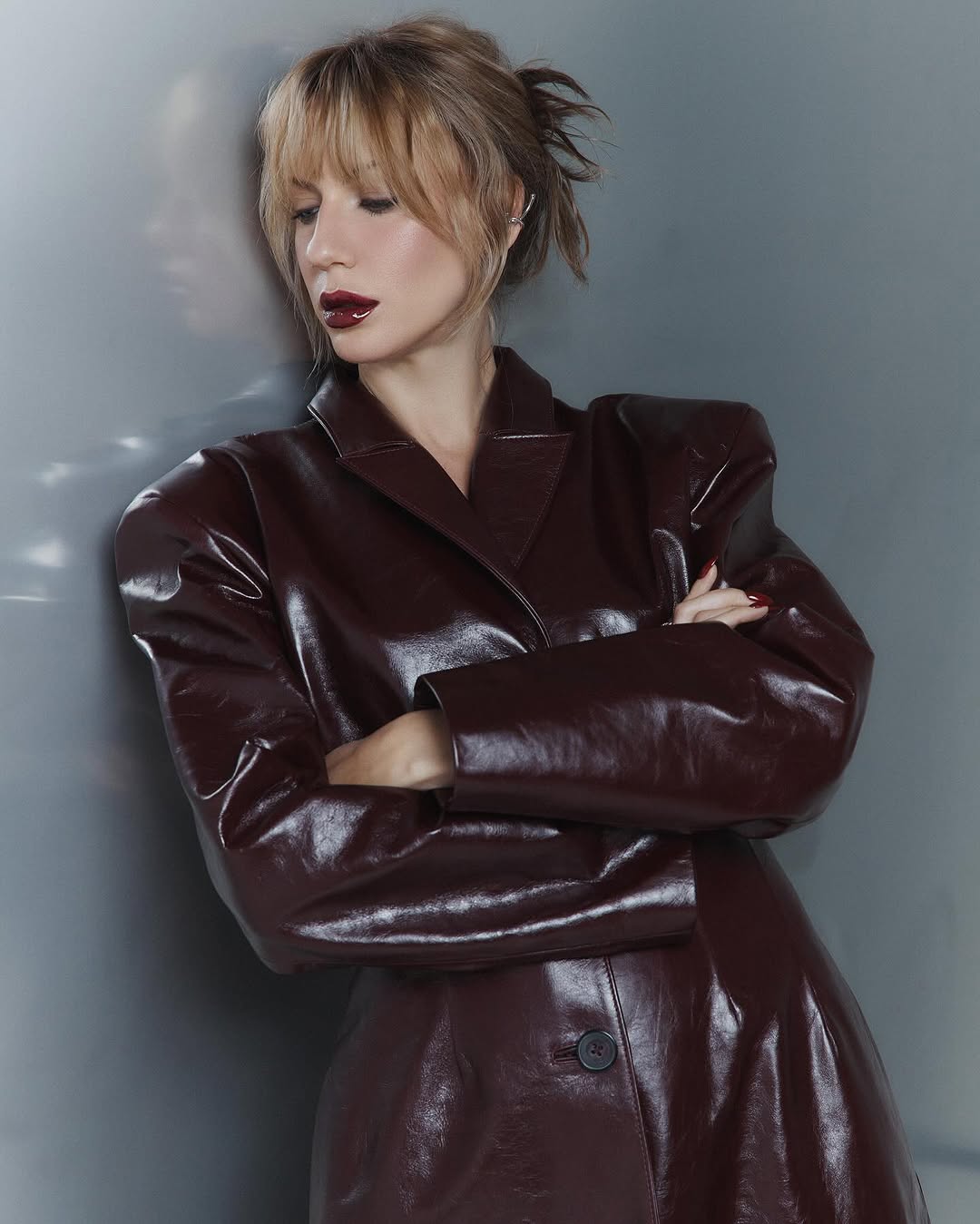 Тренд весны 2025 - кожаный плащ: Леся Никитюк показала модный фасон