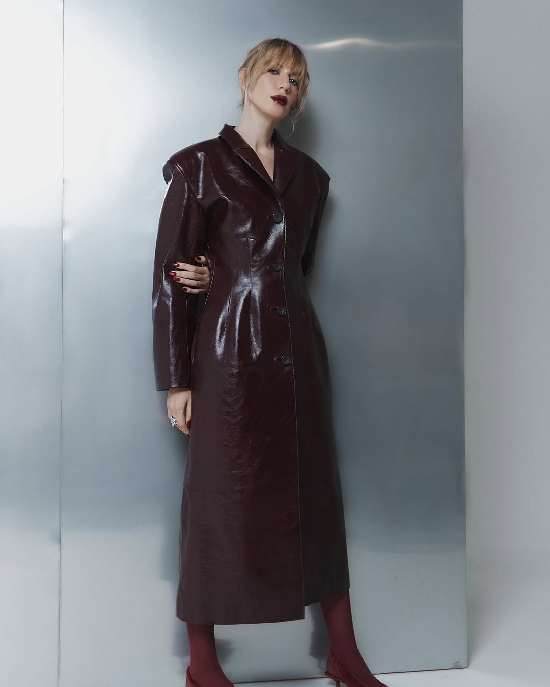 Тренд весны 2025 - кожаный плащ: Леся Никитюк показала модный фасон