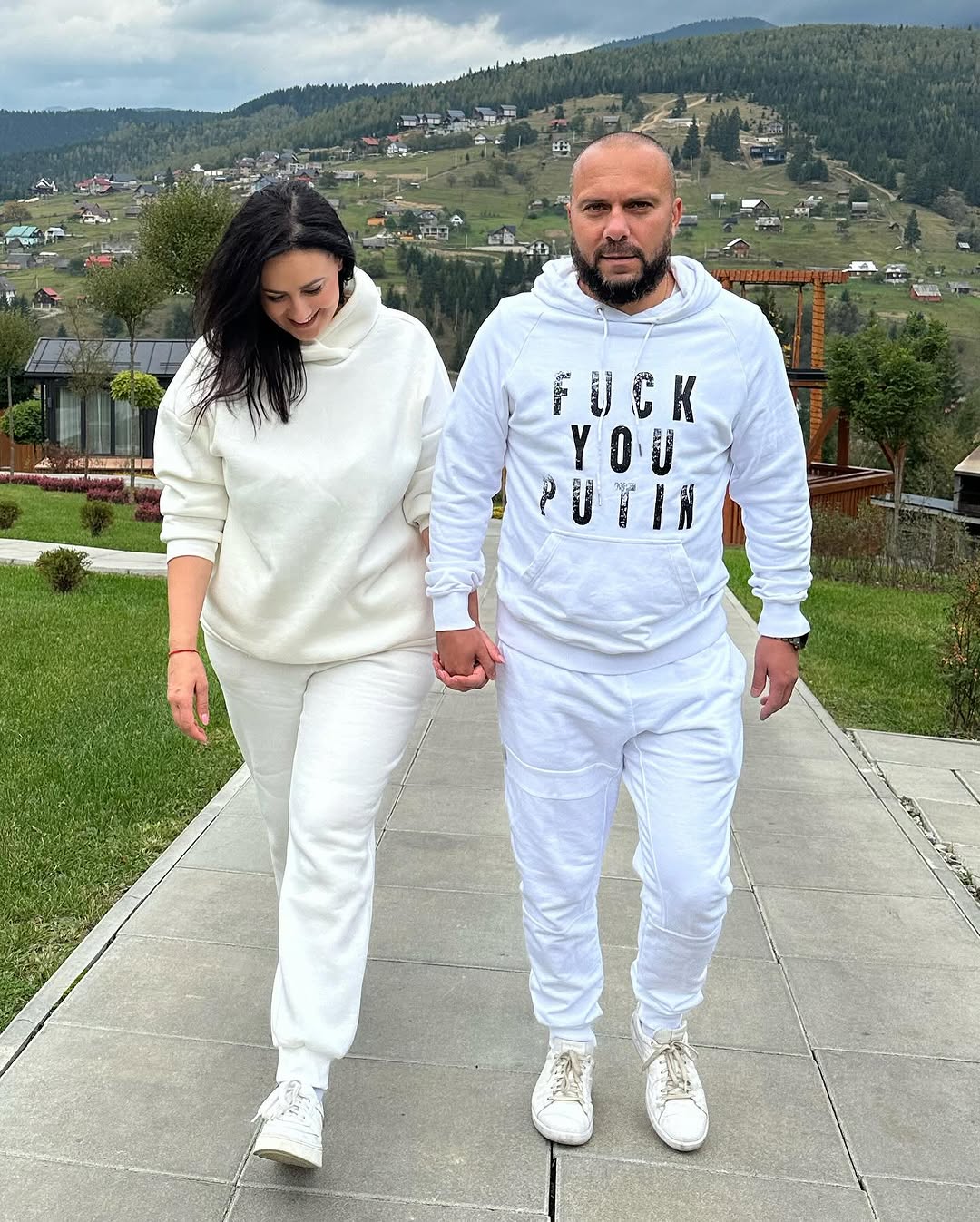 Соломія Вітвіцька замилувала новими фото з нареченим-військовим на фоні засніжених пейзажів