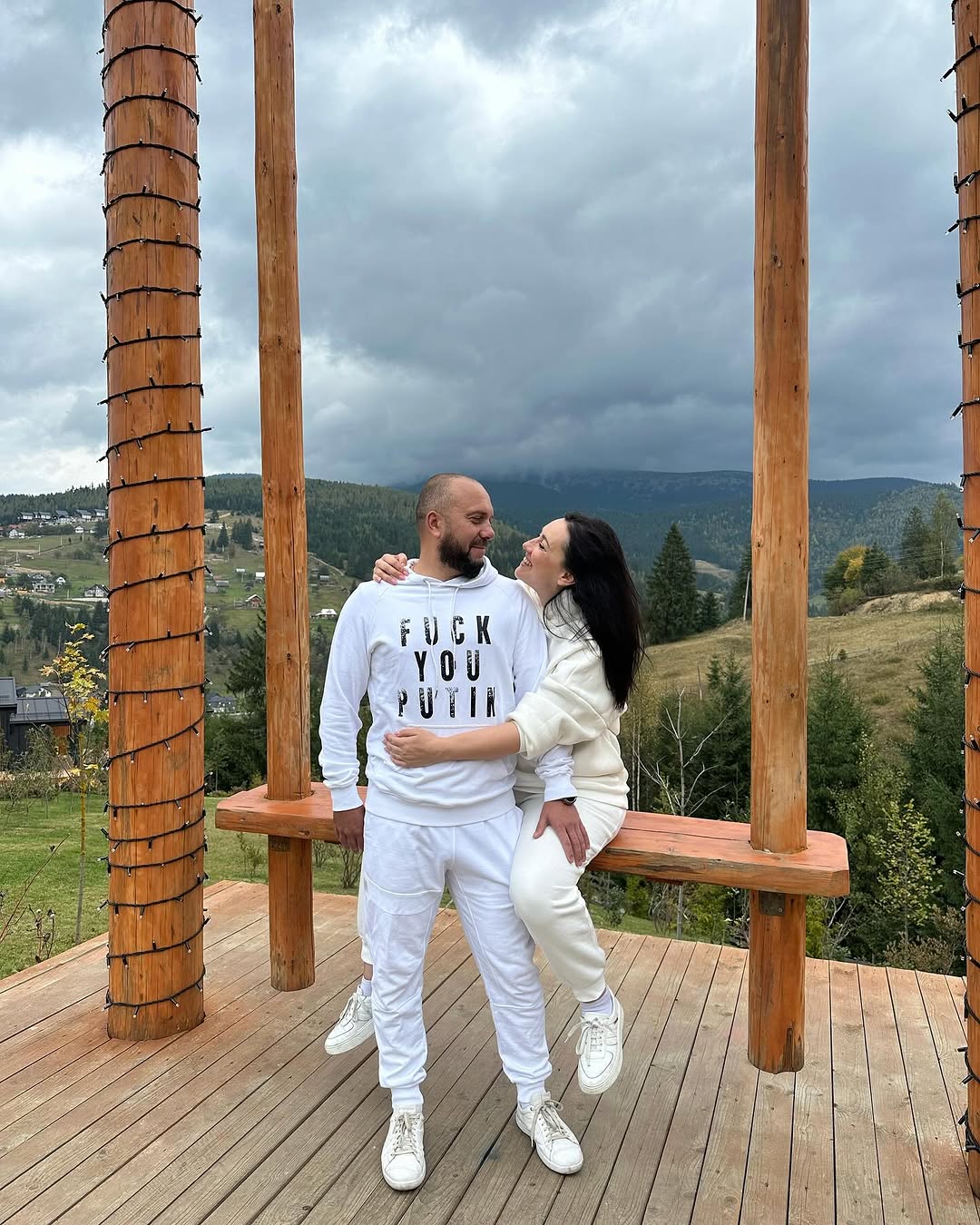 Соломія Вітвіцька показала романтичні фото з нареченим-військовим