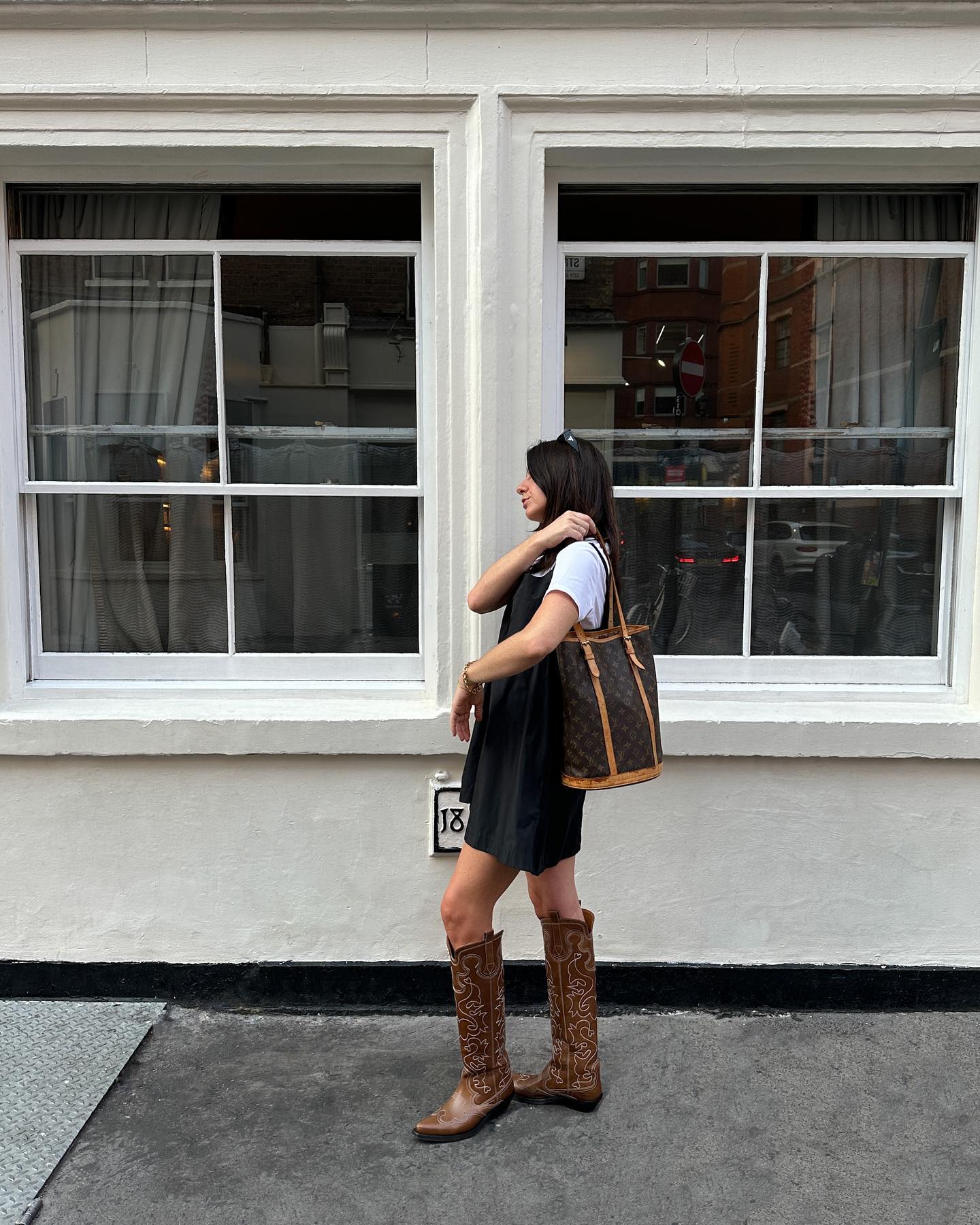 Як носити чоботи взимку 2024 року: 5 стильних ідей із сукнями