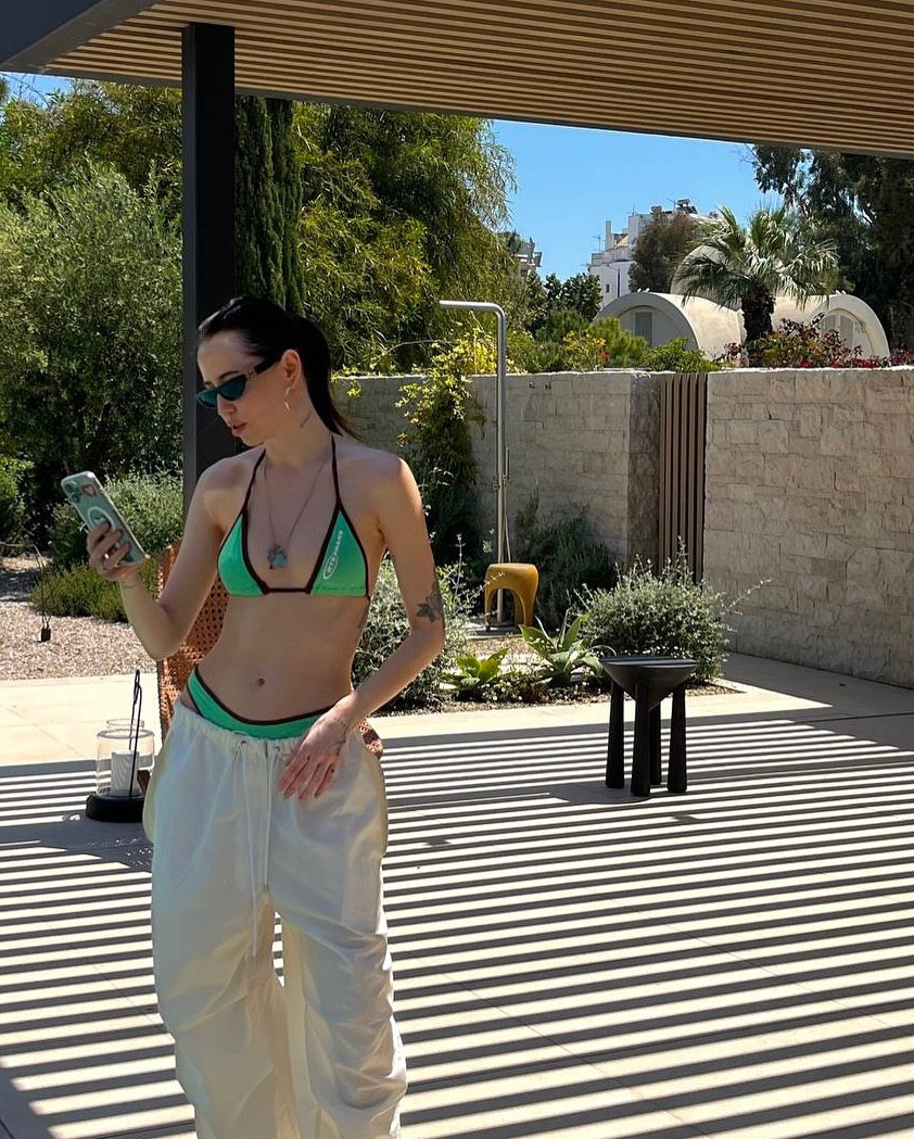 Надя Дорофєєва показала фасон штанів, який став справжнім трендом 2025 року