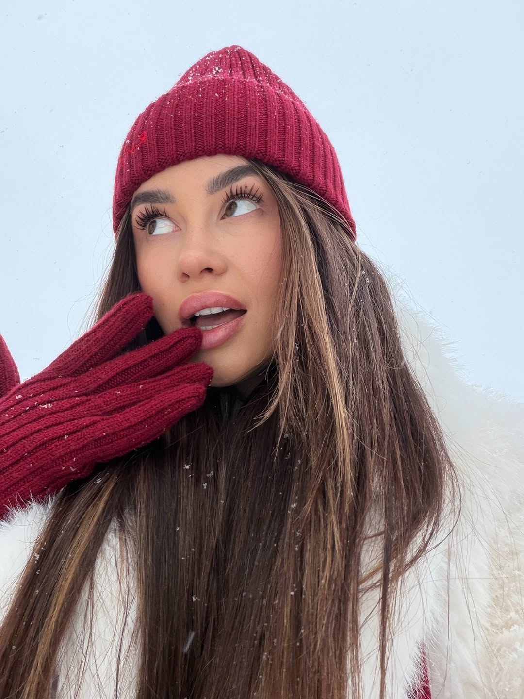 Трендові шуби з екохутра: стильні "луки" Парфільєвої, дружин Усика і Павліка