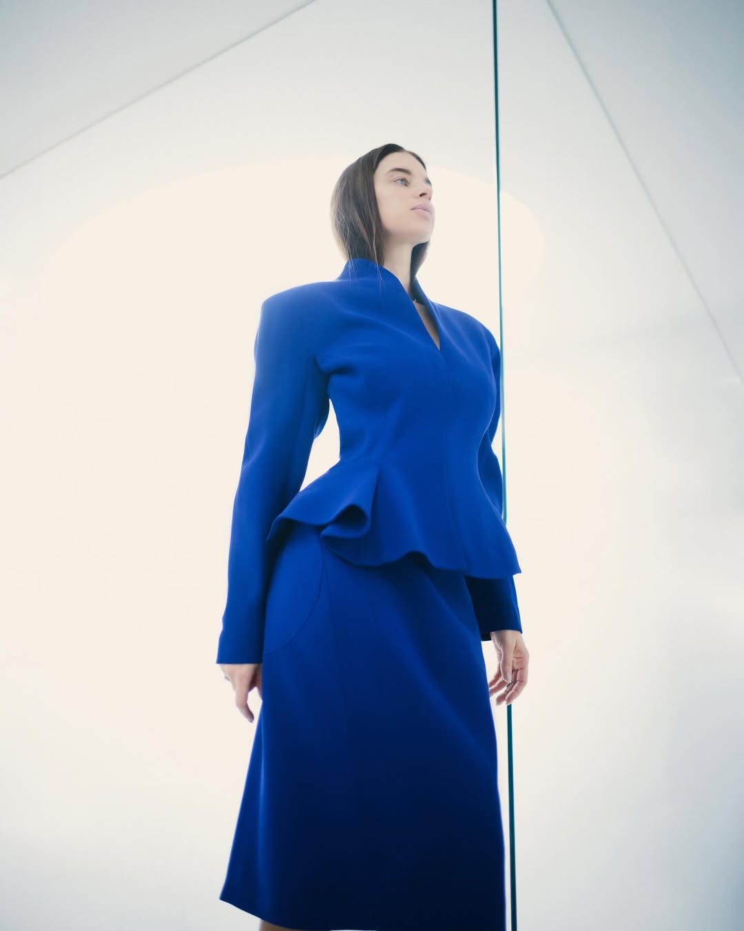 Королівський синій і архітектурний крій: стильний "лук" дружини Усика