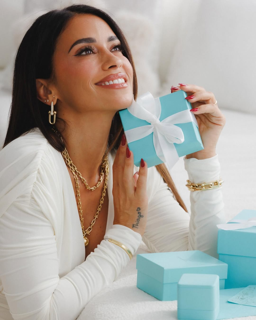 Максісукня і золото: як повторити образ дружини Мессі на Новий рік