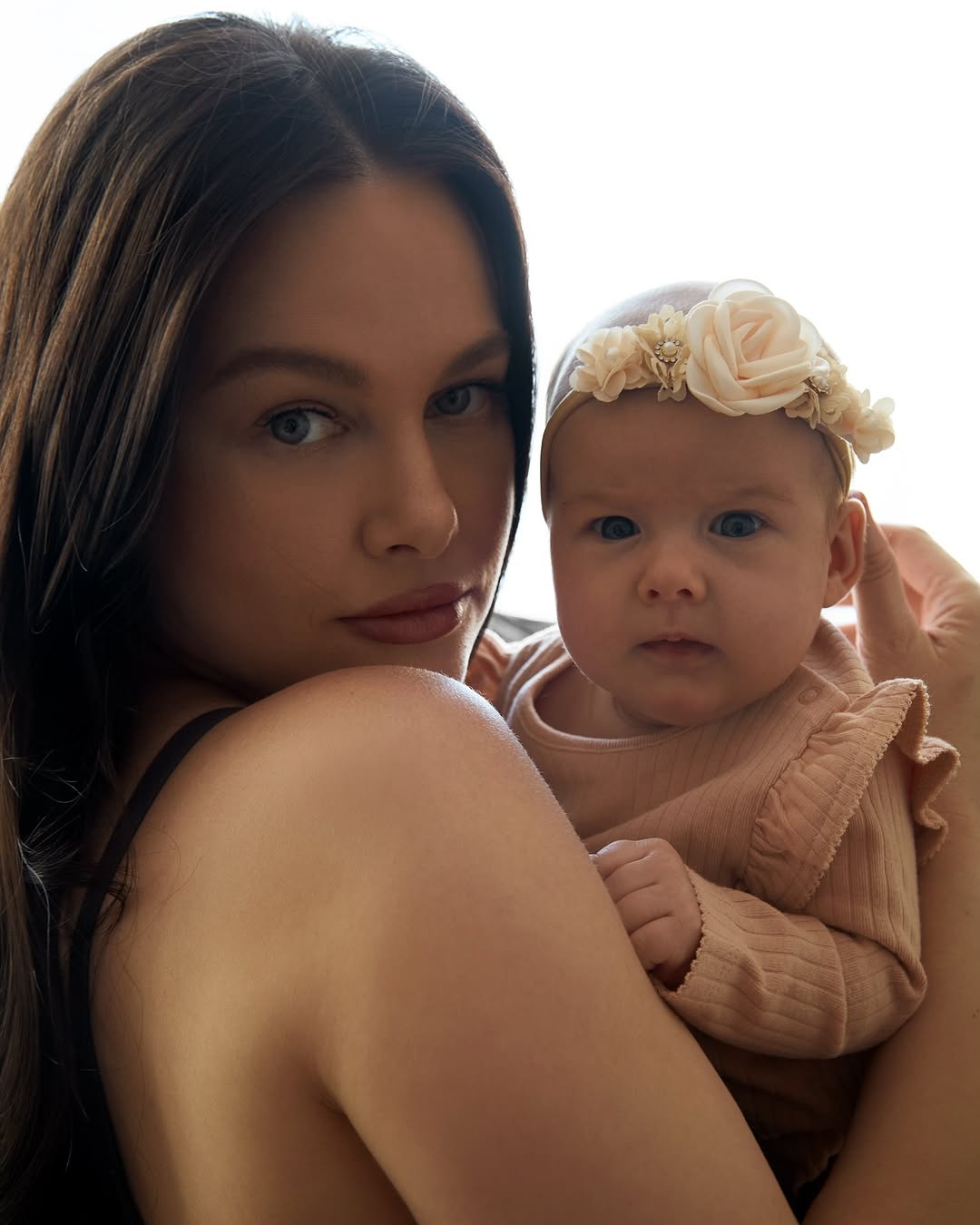 Дружина Позитива замилувала новими фото з маленькою донькою, яку називають копією тата