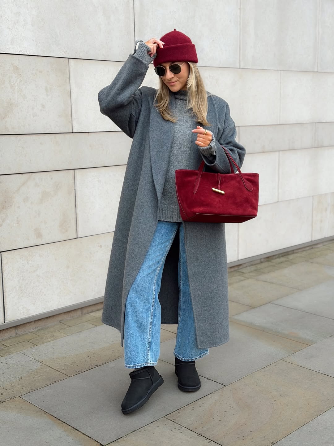 Як носити джинси взимку: 3 стильні образи з пальтом і короткою дублянкою