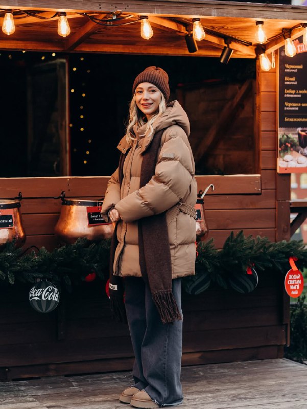 Пуховик, джинси та шарф: зимовий образ дружини Павліка, який варто повторити