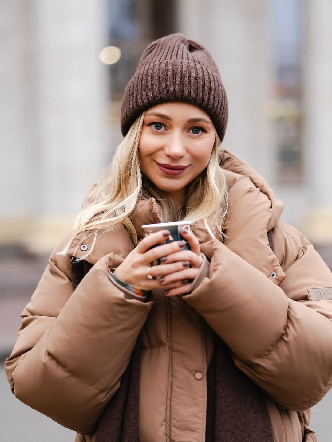 Пуховик, джинси та шарф: зимовий образ дружини Павліка, який варто повторити