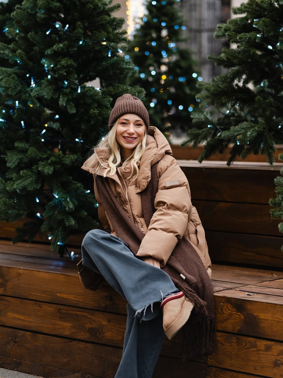 Пуховик, джинси та шарф: зимовий образ дружини Павліка, який варто повторити