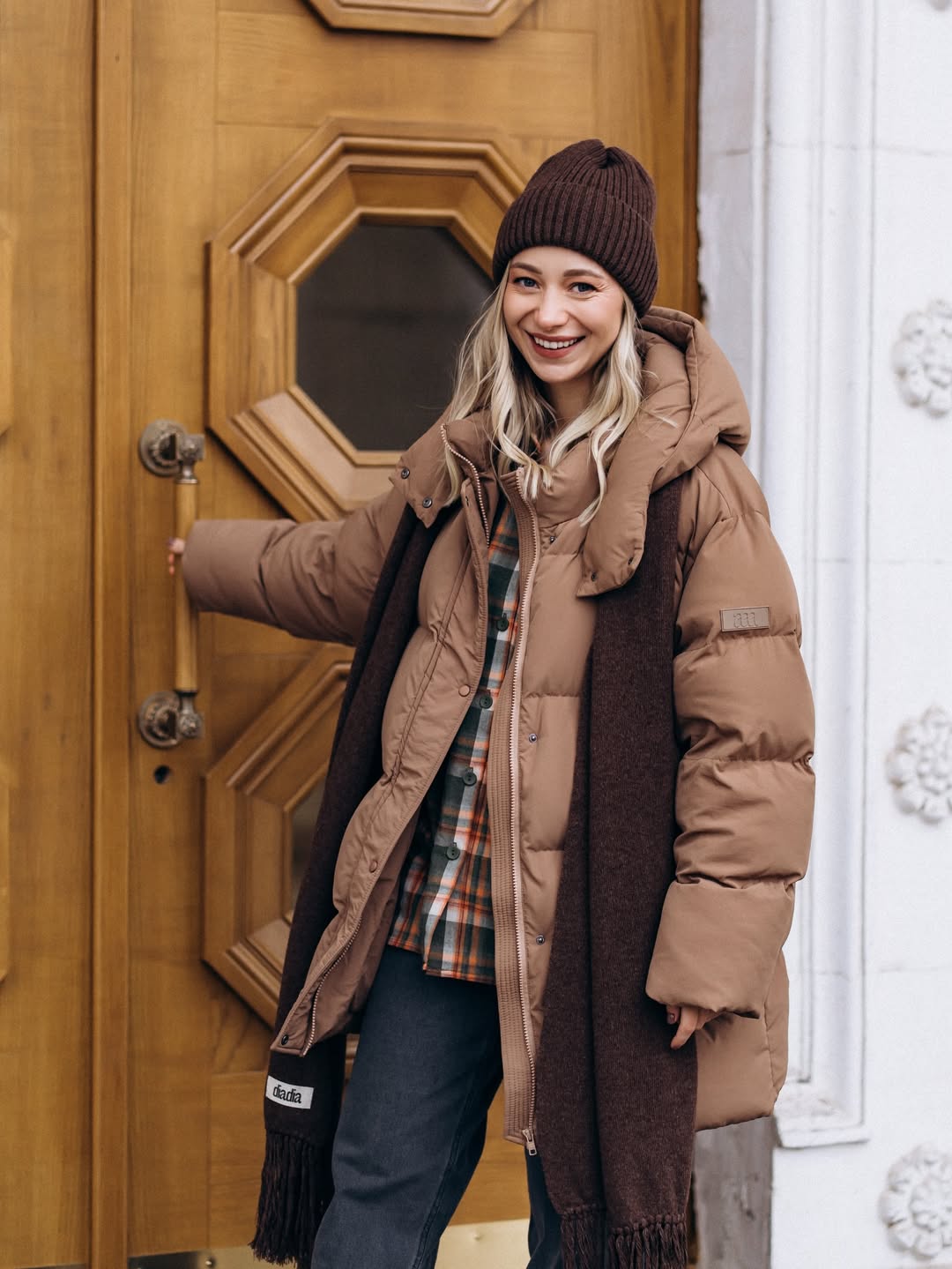 Пуховик, джинси та шарф: зимовий образ дружини Павліка, який варто повторити