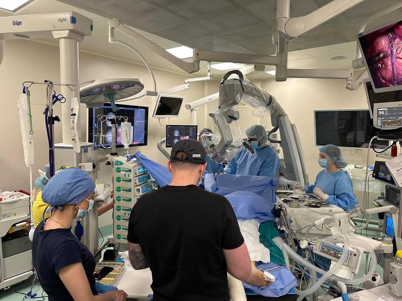 Врачи в Киеве сделали операцию на мозге, во время которой пациентка с ними разговаривала: как это удалось (фото)