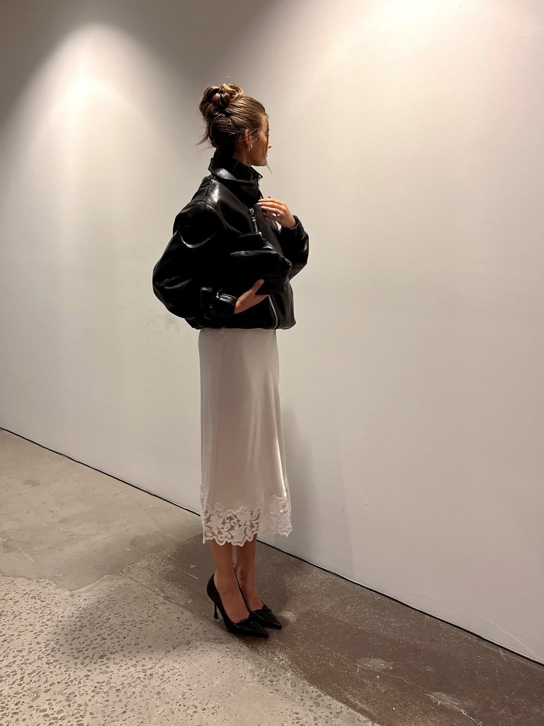 Шкіряна куртка з коміром - головний тренд осені 2025: з чим її поєднувати