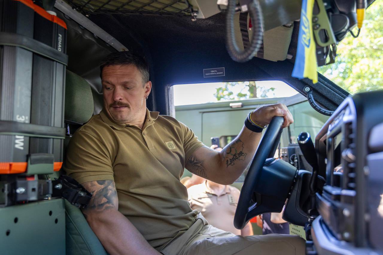 Усик приїхав до військових на реабілітацію: зворушлива зустріч потрапила на відео