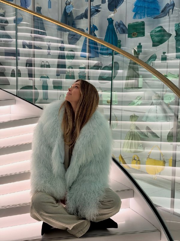 Шуба з екохутра - тренд сезону: стильні "луки" Шаманської, Дорофєєвої та Брежнєвої