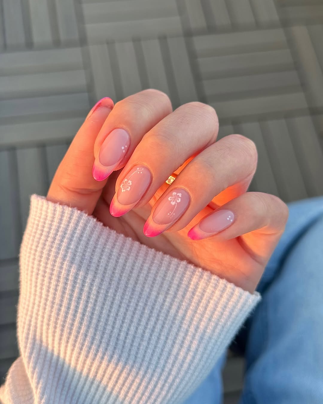 Трендовий манікюр на літо-2025: ідеї стильного френча з яскравими кінчиками