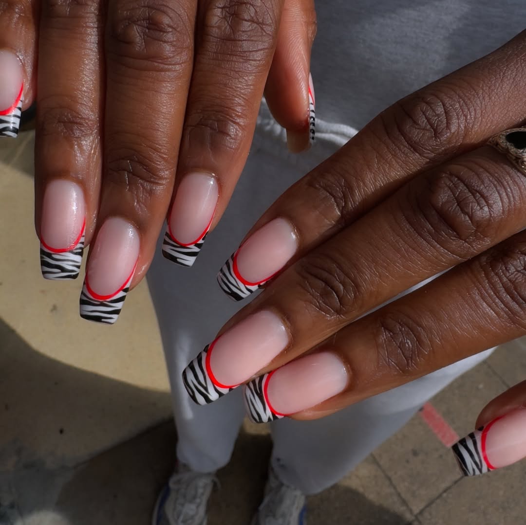 Трендовий манікюр на літо-2025: ідеї стильного френча з яскравими кінчиками