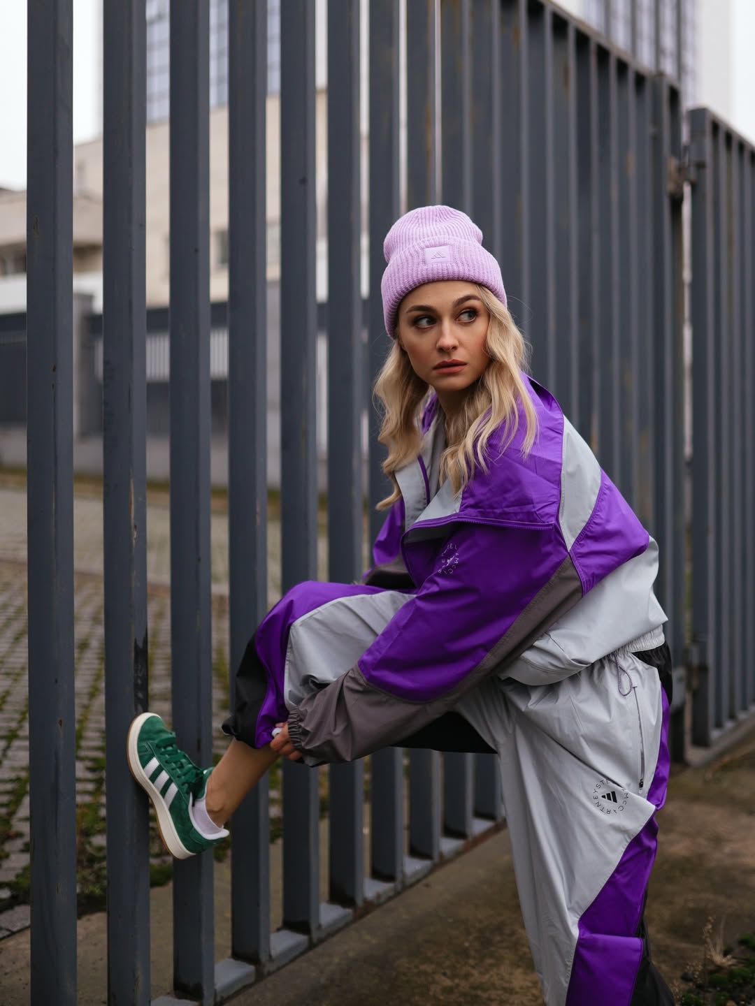 Спорт-шик для зими 2026: образ Анастасії Цимбалару з пуховиком і кросівками