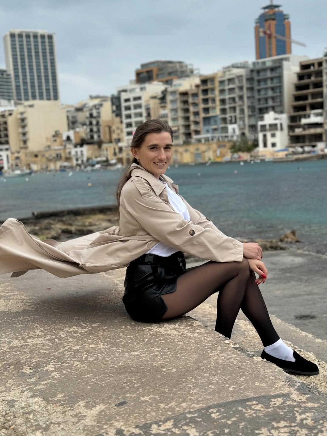 "Лук" блогерки Даші Євтух з тренчем: 5 помилок, що псують фігуру