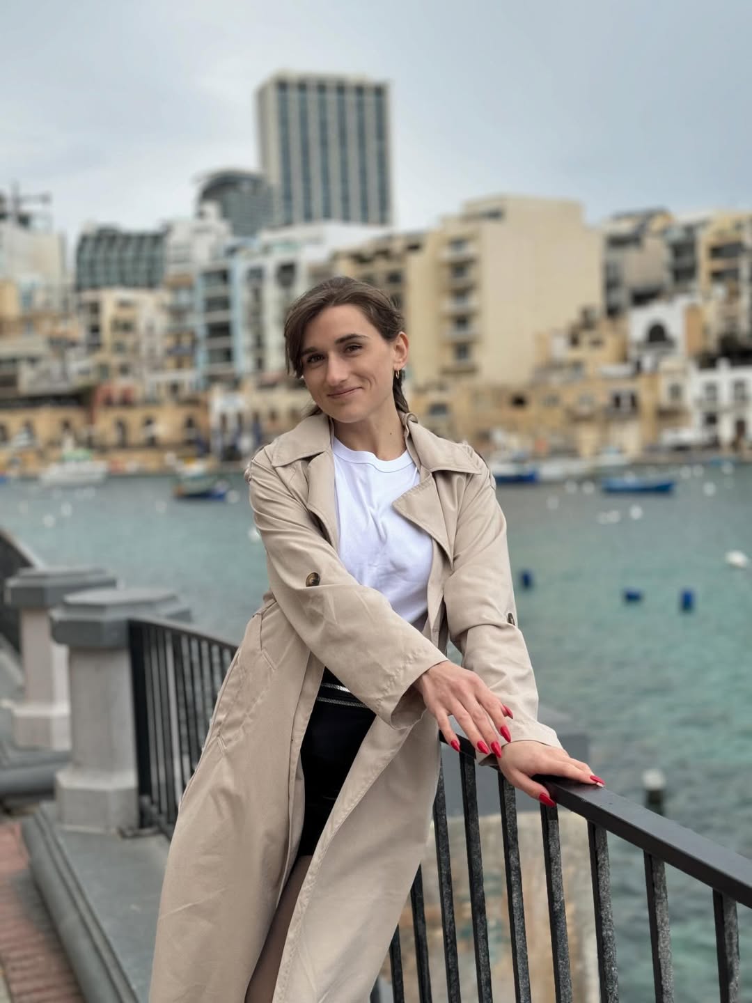 "Лук" блогерки Даші Євтух з тренчем: 5 помилок, що псують фігуру