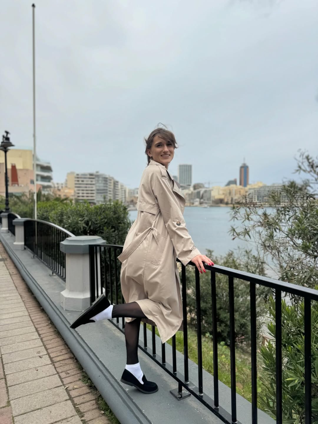 "Лук" блогерки Даші Євтух з тренчем: 5 помилок, що псують фігуру