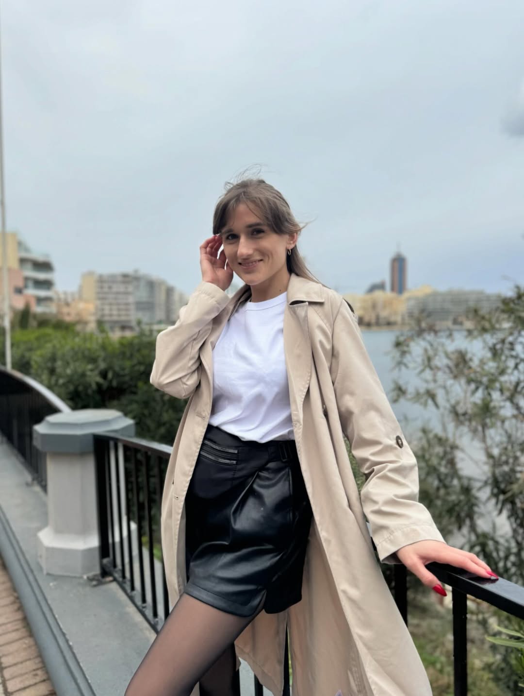 "Лук" блогерки Даші Євтух з тренчем: 5 помилок, що псують фігуру