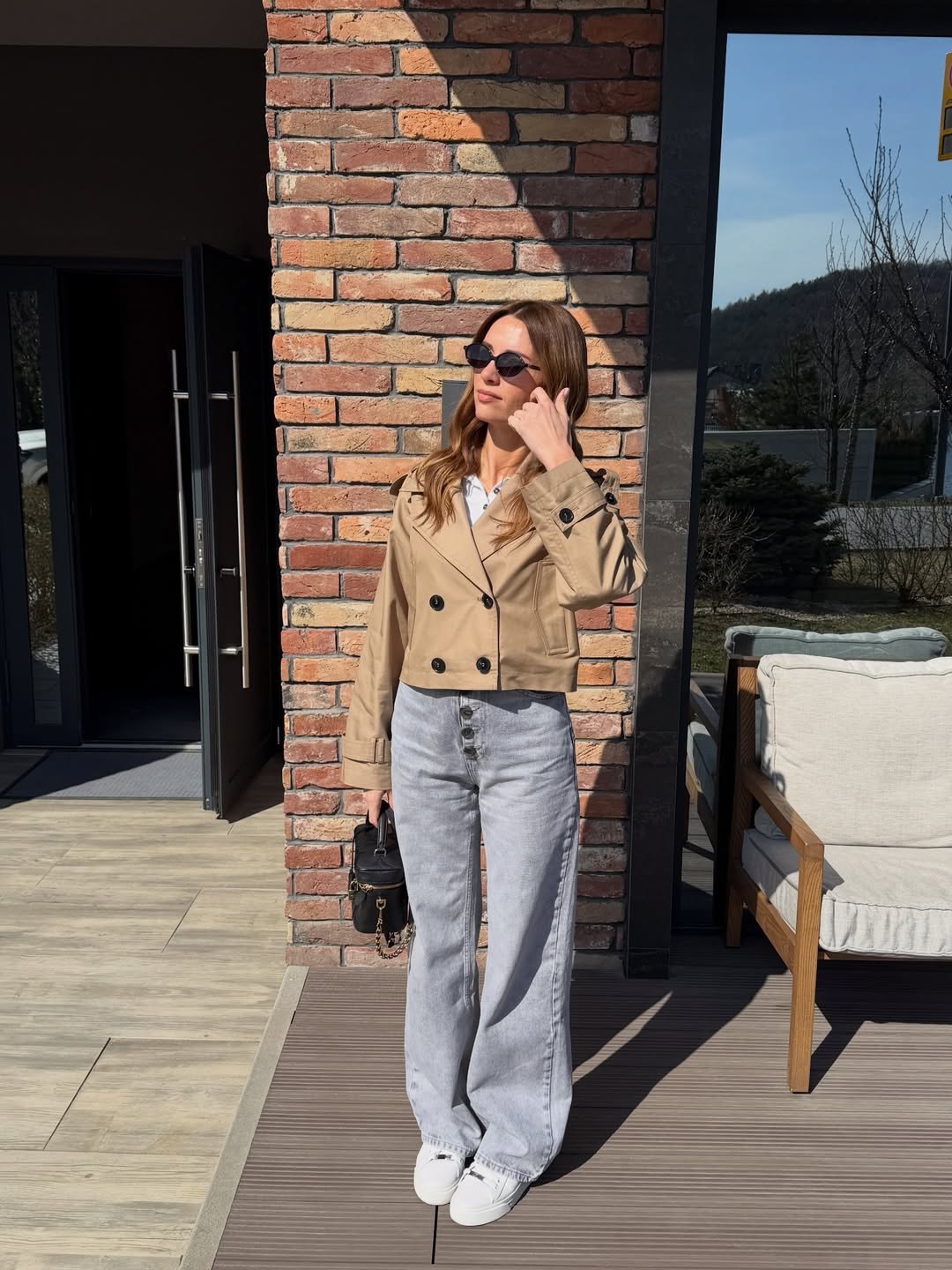 Джинси та короткий тренч: стильний "лук" дружини Решетніка, який легко повторити