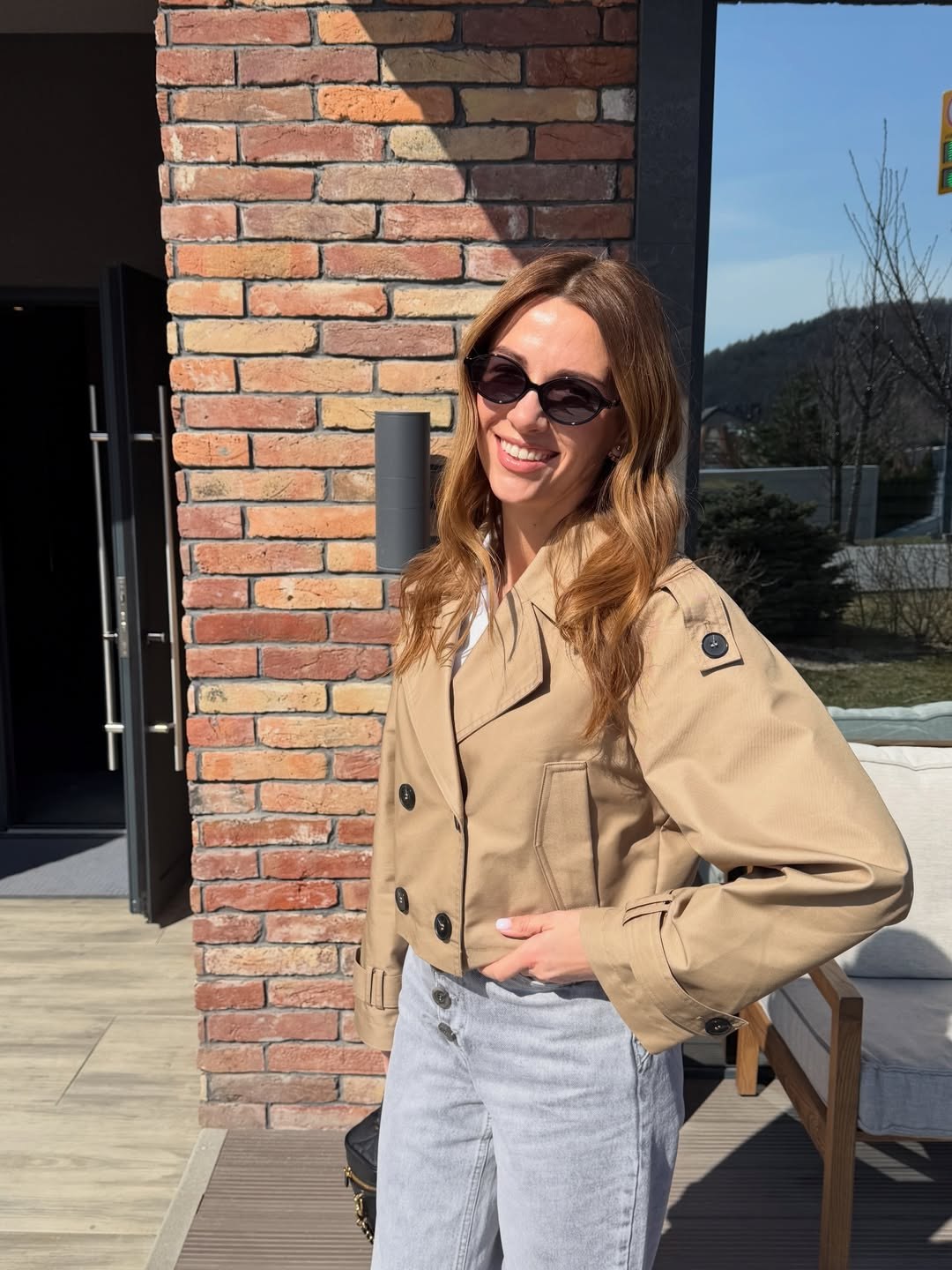 Джинси та короткий тренч: стильний "лук" дружини Решетніка, який легко повторити