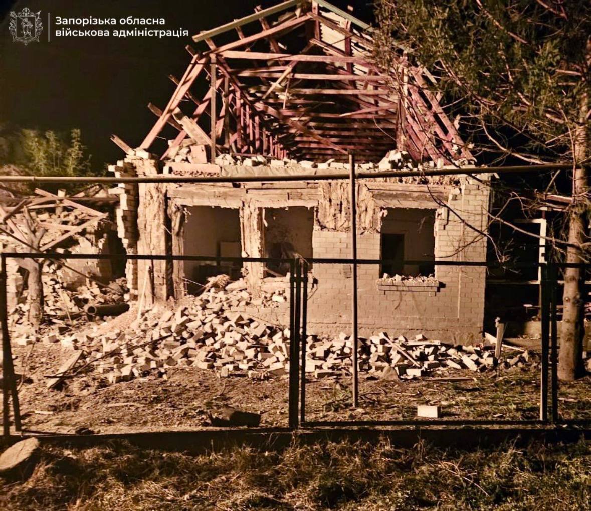 Нічна атака РФ на Запоріжжя: в одній із громад немає світла та горіли будинки (фото)