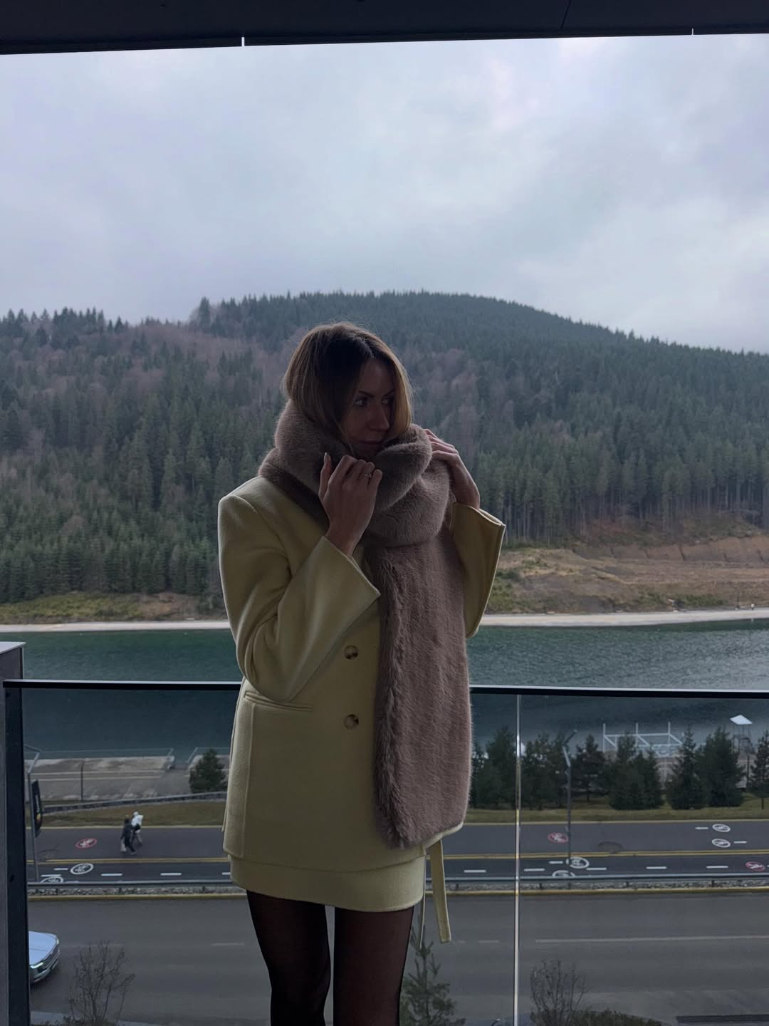 Леся Нікітюк задає тренди: як стильно носити хутряний палантин цієї зими