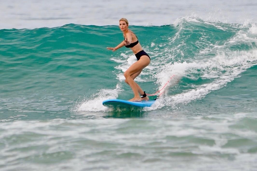 Іванка Трамп показала спекотні фото в купальнику: як вона виглядає зараз