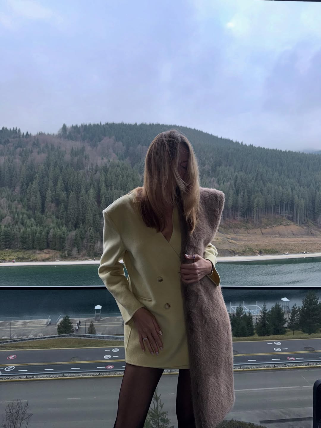 Леся Нікітюк задає тренди: як стильно носити хутряний палантин цієї зими