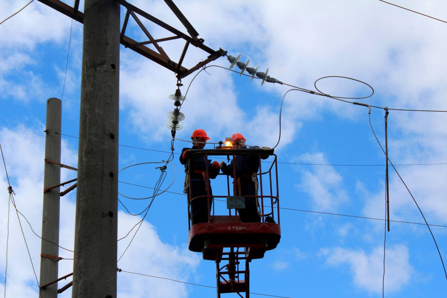 "Работаем там, где идут боевые действия": интервью с энергетиком о цене света во время войны