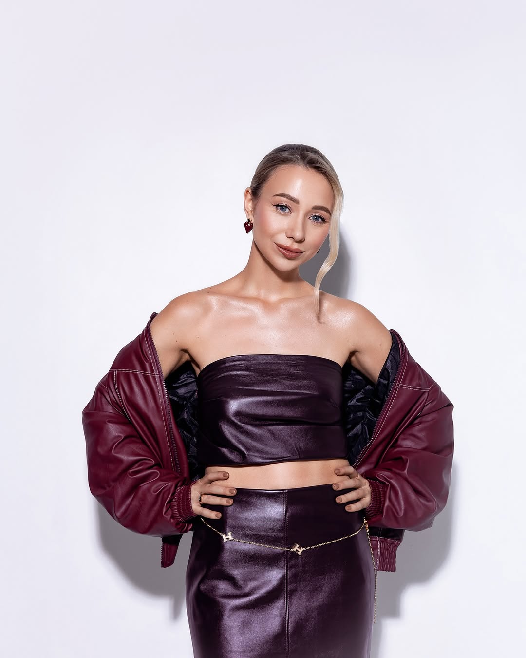 Мініспідниця і топ: дружина Віктора Павліка показала образ на 8 березня, який зможе повторити кожна