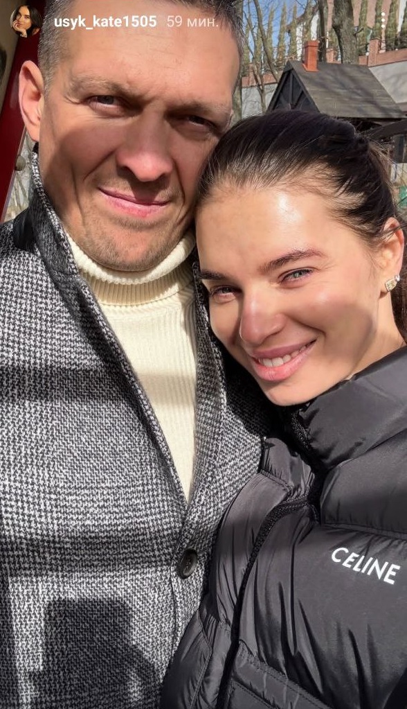Дружина Усика зачарувала новим фото боксера з найменшою донькою