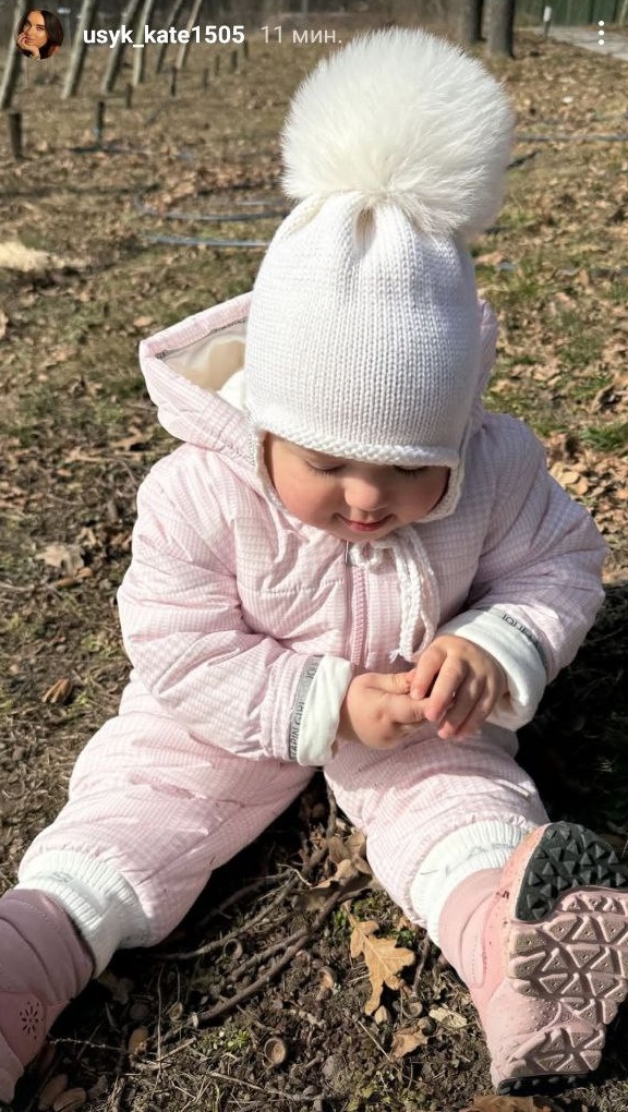 Дружина Усика зачарувала новим фото боксера з найменшою донькою