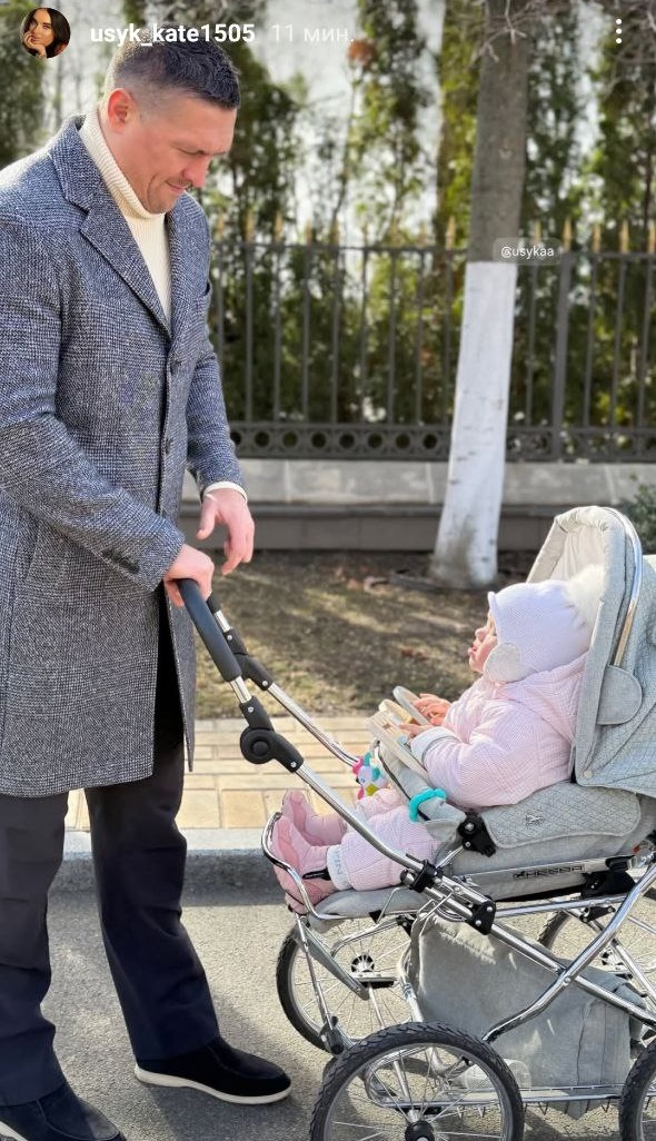 Дружина Усика зачарувала новим фото боксера з найменшою донькою