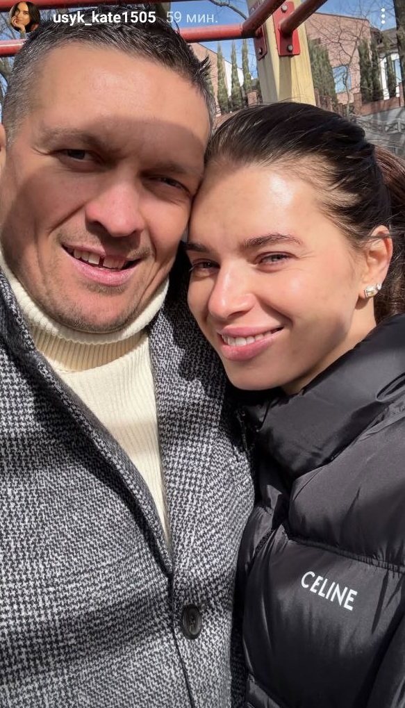 Дружина Усика зачарувала новим фото боксера з найменшою донькою