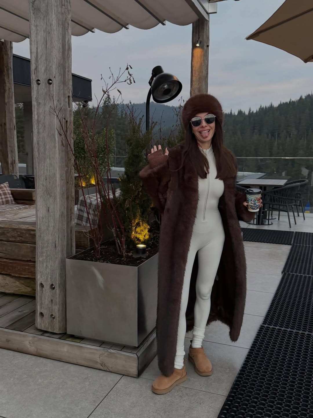 Христина Горняк продемонструвала стильний зимовий "лук" з довгою шубою та уггами