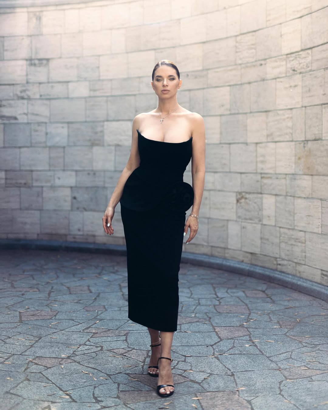 На випускний, весілля чи вечірку: ефектні образи від дружини Усика