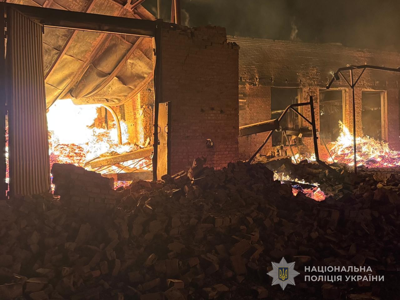 РФ масовано вдарила дронами по Охтирці: багато поранених, серед них діти (фото наслідків)