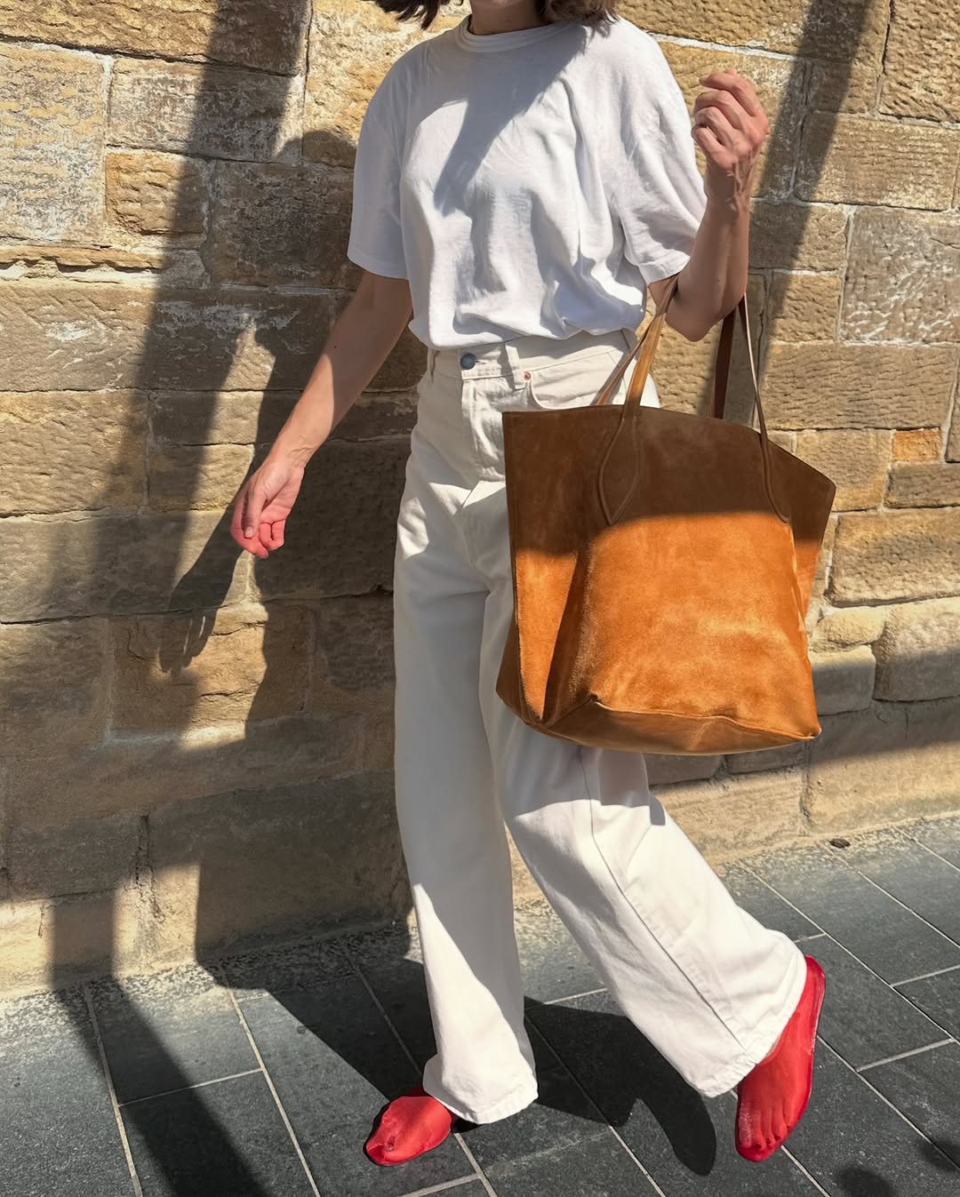 Замшеві кросівки та лофери: як виглядає трендове взуття на весну, яке модниці будуть носити з джинсами